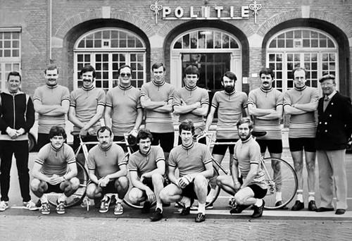 Wielerteam van de Politie Sport Vereniging Apeldoorn eind jaren 70 [Foto Berry de Dreu]